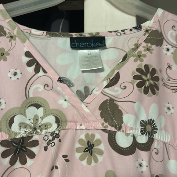 Cherokee scrub top with stretch side panels like new very comfortable - Picture 2 of 3